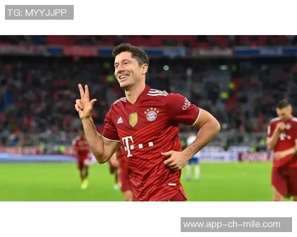 莱万在欧冠赛场火力全开10场12球稳居射手榜首位